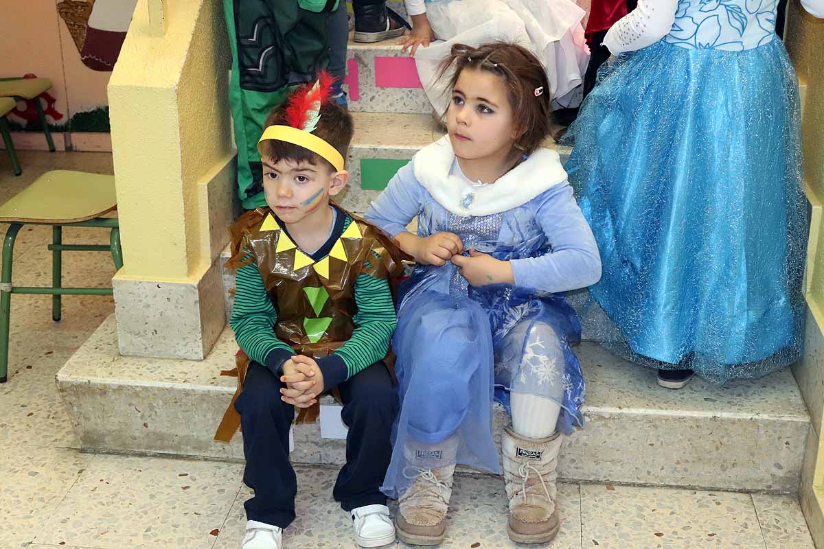 Los alumnos del colegio Antonio Machado celebran el Carnaval.