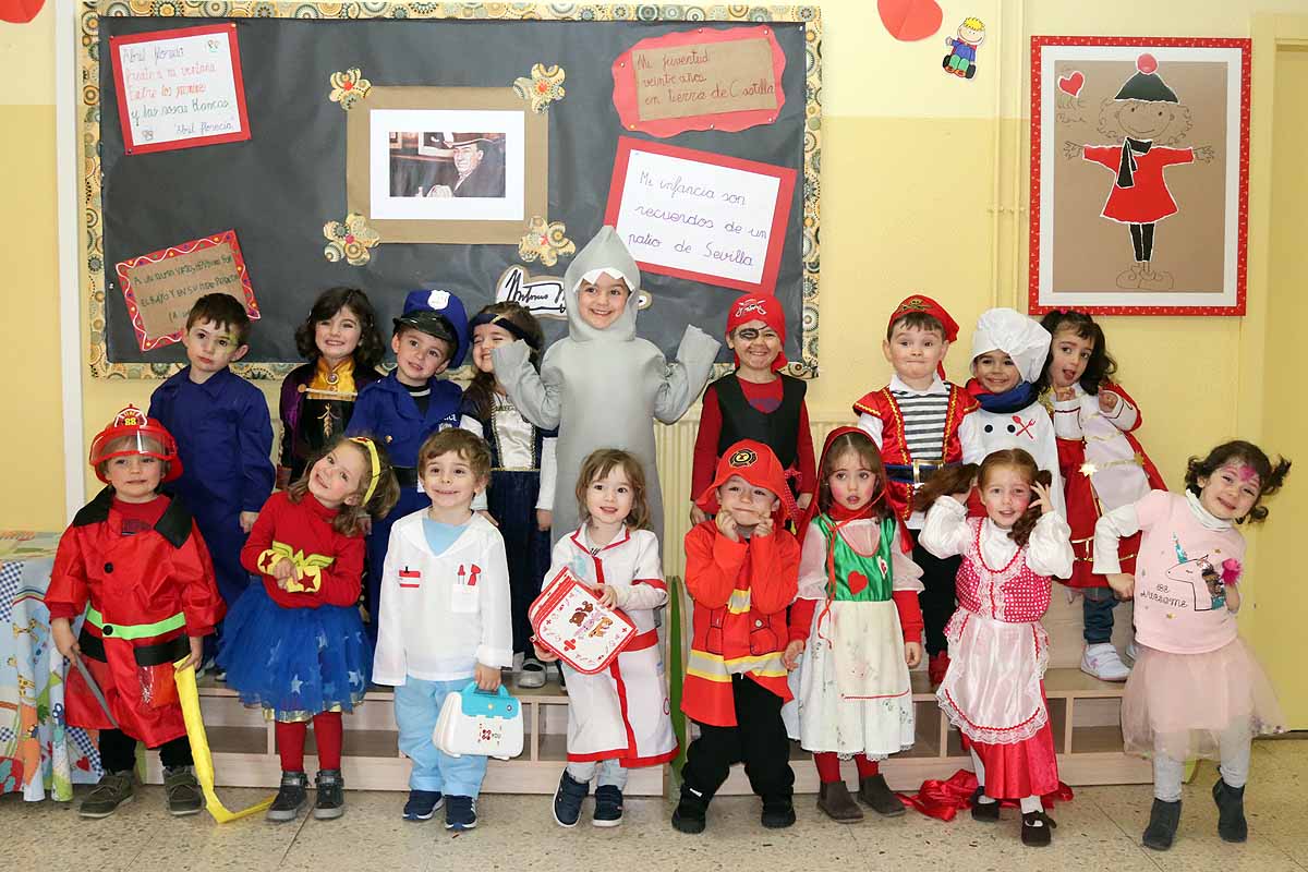 Los alumnos del colegio Antonio Machado celebran el Carnaval.