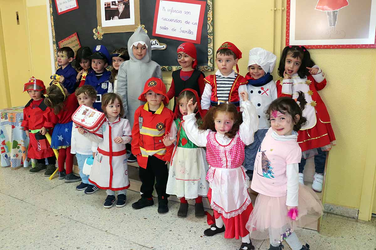 Los alumnos del colegio Antonio Machado celebran el Carnaval.