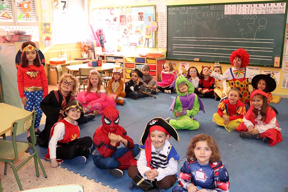 Los alumnos del colegio Antonio Machado celebran el Carnaval.