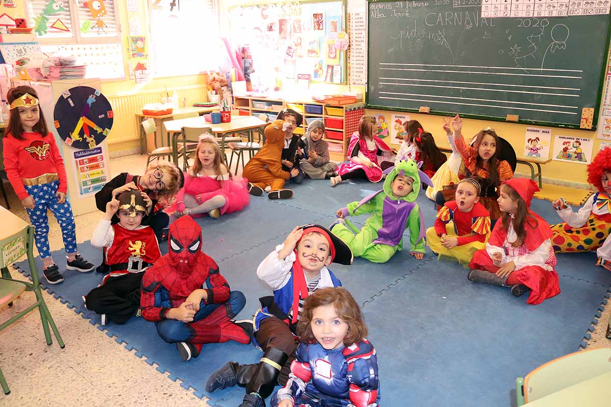 Los alumnos del colegio Antonio Machado celebran el Carnaval.