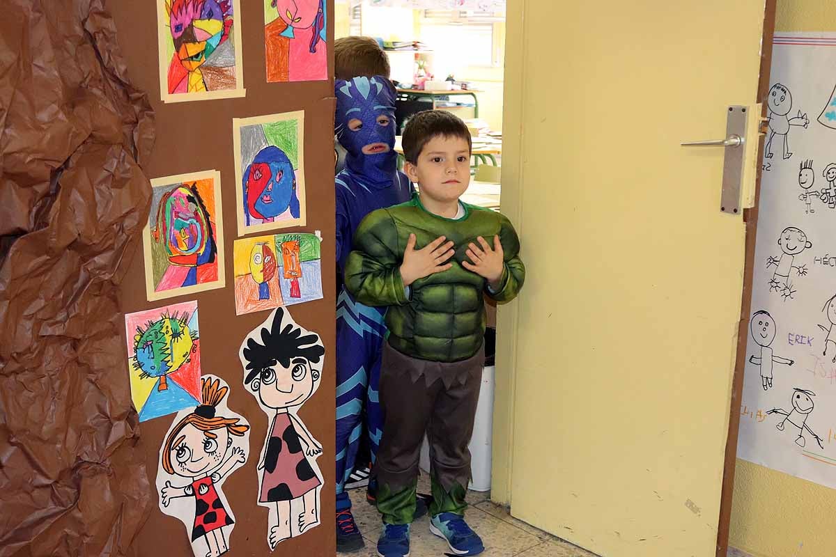 Los alumnos del colegio Antonio Machado celebran el Carnaval.