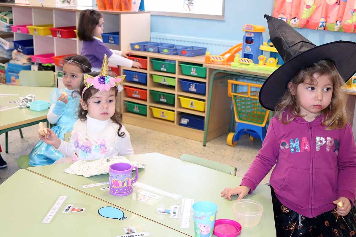 Los alumnos del colegio Antonio Machado celebran el Carnaval.