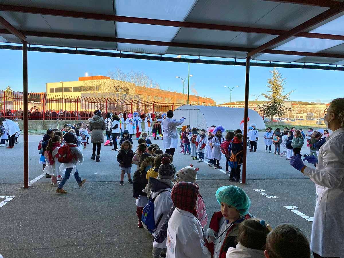 El alumnado del Juan de Vallejo celebra el Carnaval en las aulas