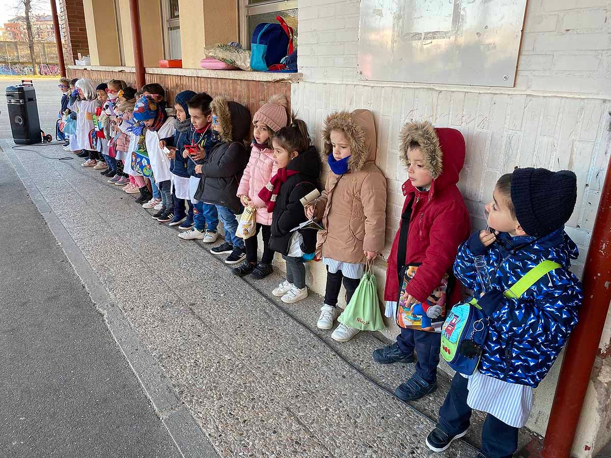 El alumnado del Juan de Vallejo celebra el Carnaval en las aulas