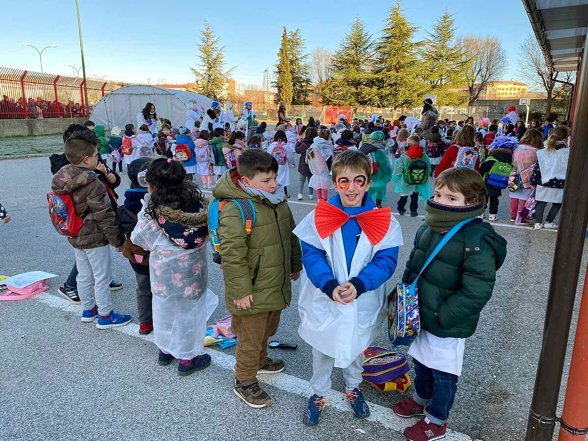 El alumnado del Juan de Vallejo celebra el Carnaval en las aulas