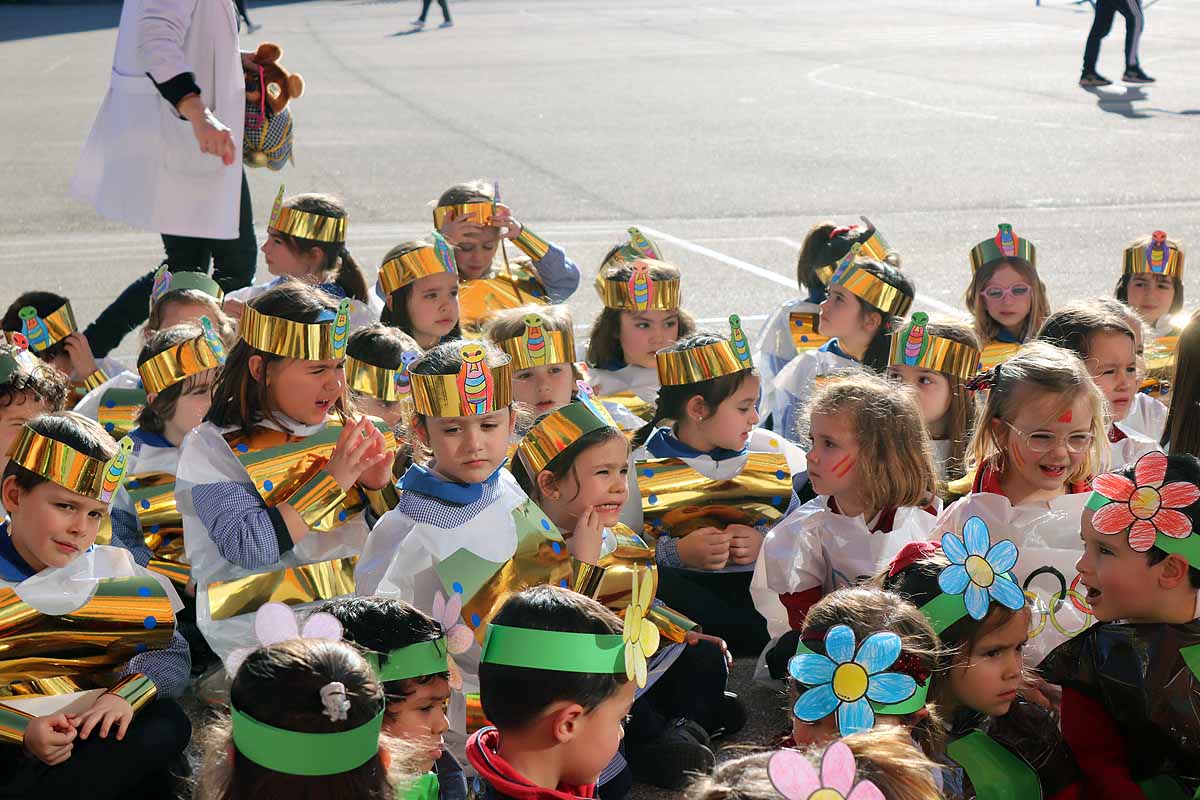 Los niños se han reunido en el patio del colegio disfrazados para bailar y jugar