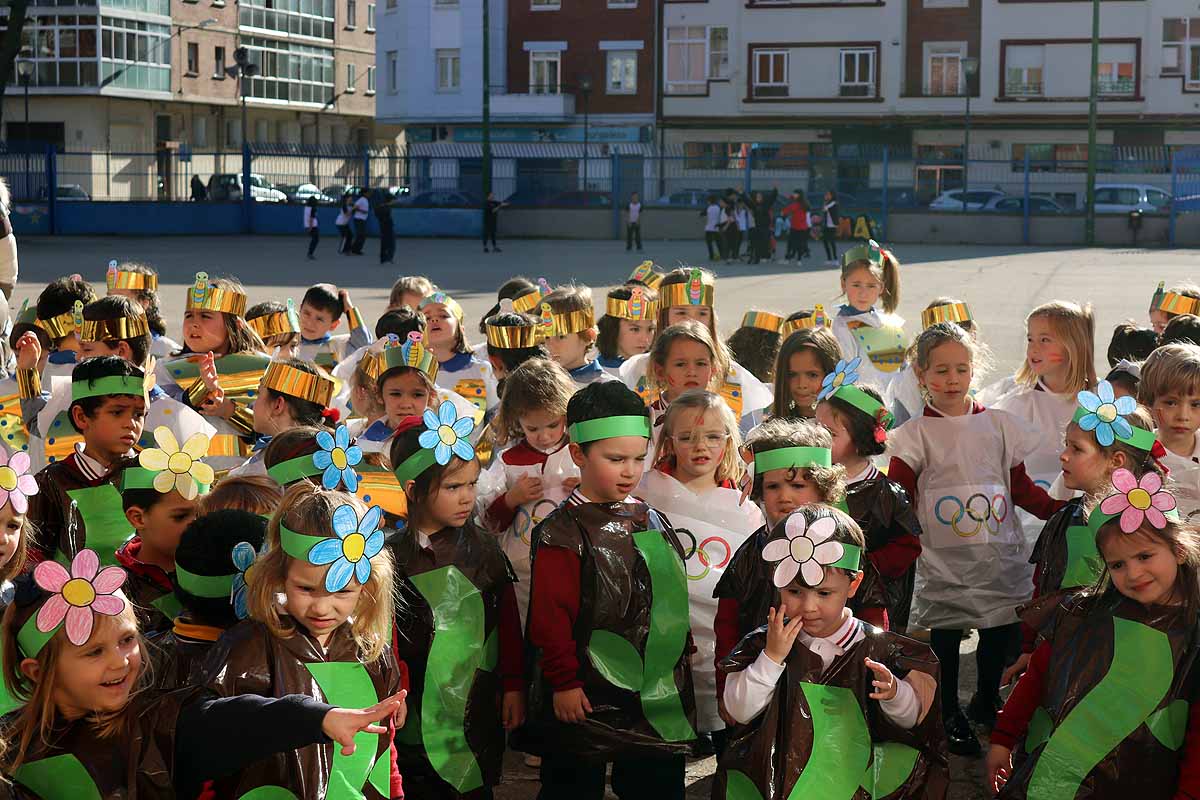 Los niños se han reunido en el patio del colegio disfrazados para bailar y jugar