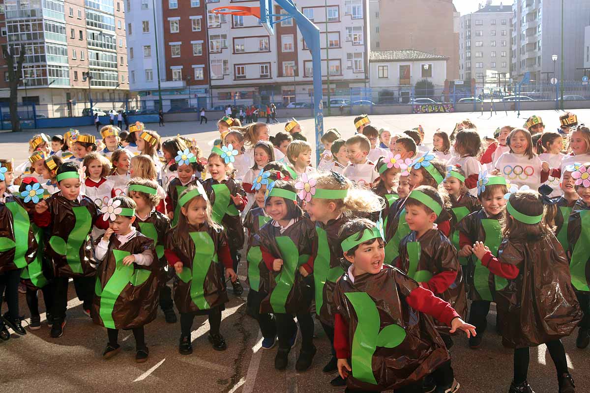 Los niños se han reunido en el patio del colegio disfrazados para bailar y jugar