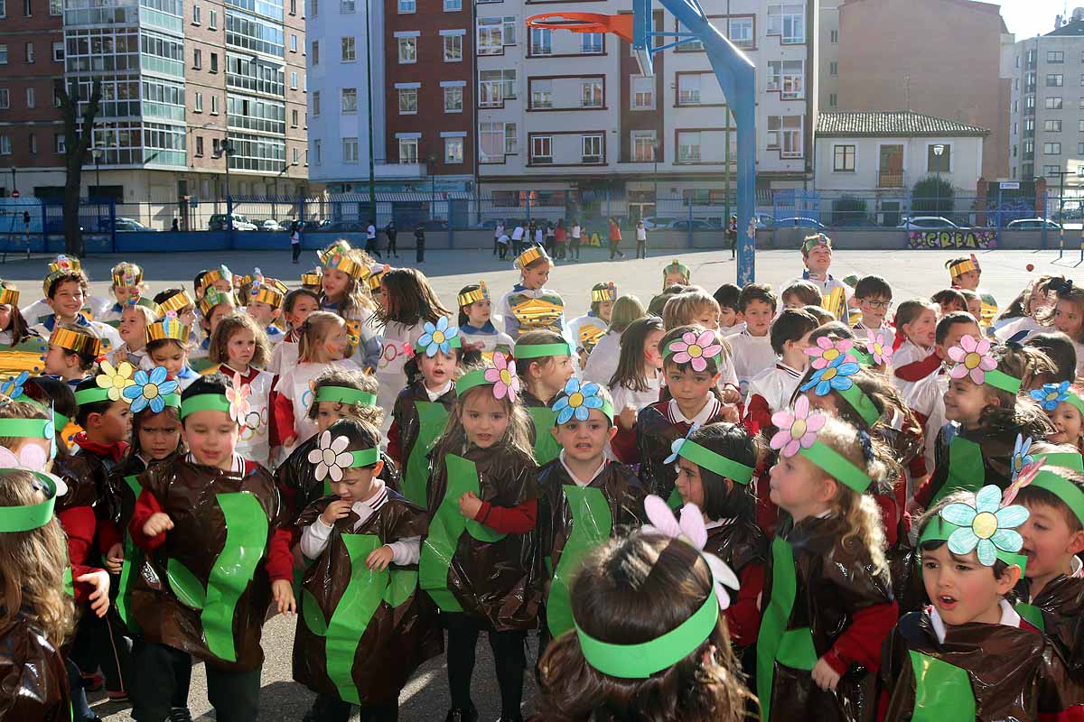 Los niños se han reunido en el patio del colegio disfrazados para bailar y jugar