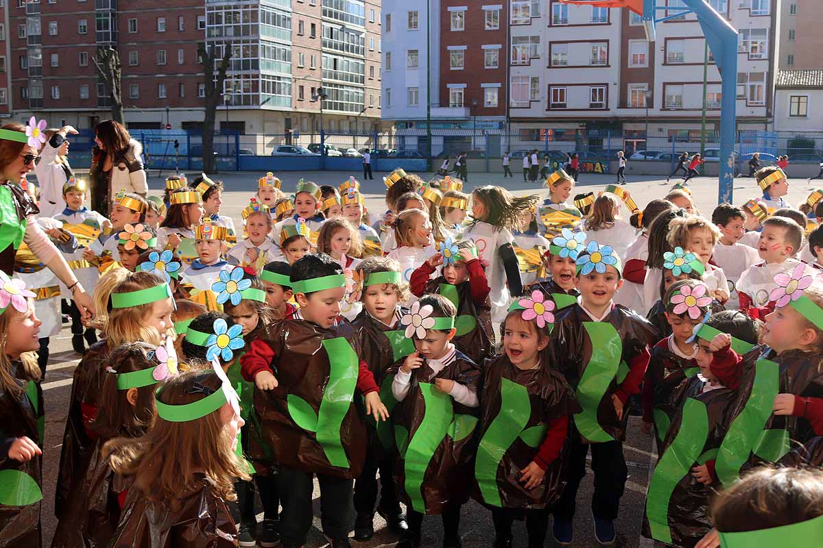 Los niños se han reunido en el patio del colegio disfrazados para bailar y jugar