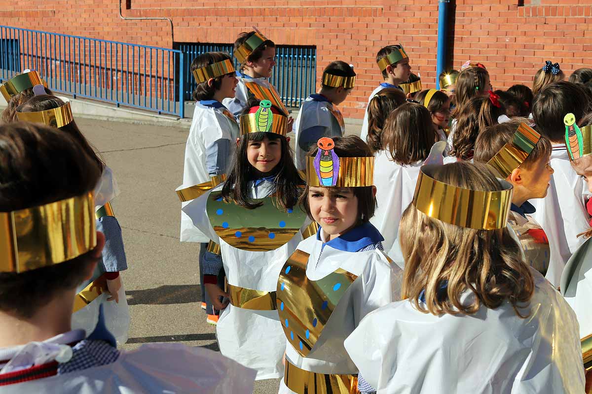 Los niños se han reunido en el patio del colegio disfrazados para bailar y jugar