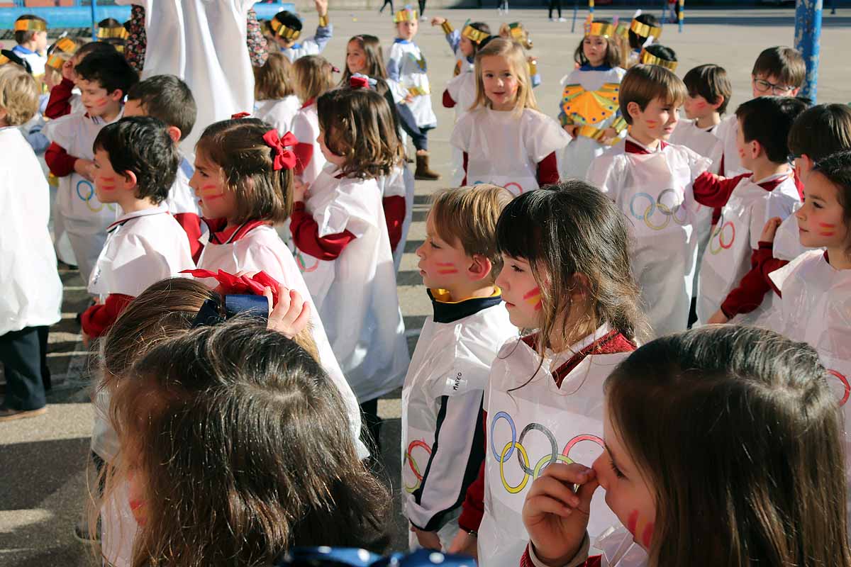 Los niños se han reunido en el patio del colegio disfrazados para bailar y jugar