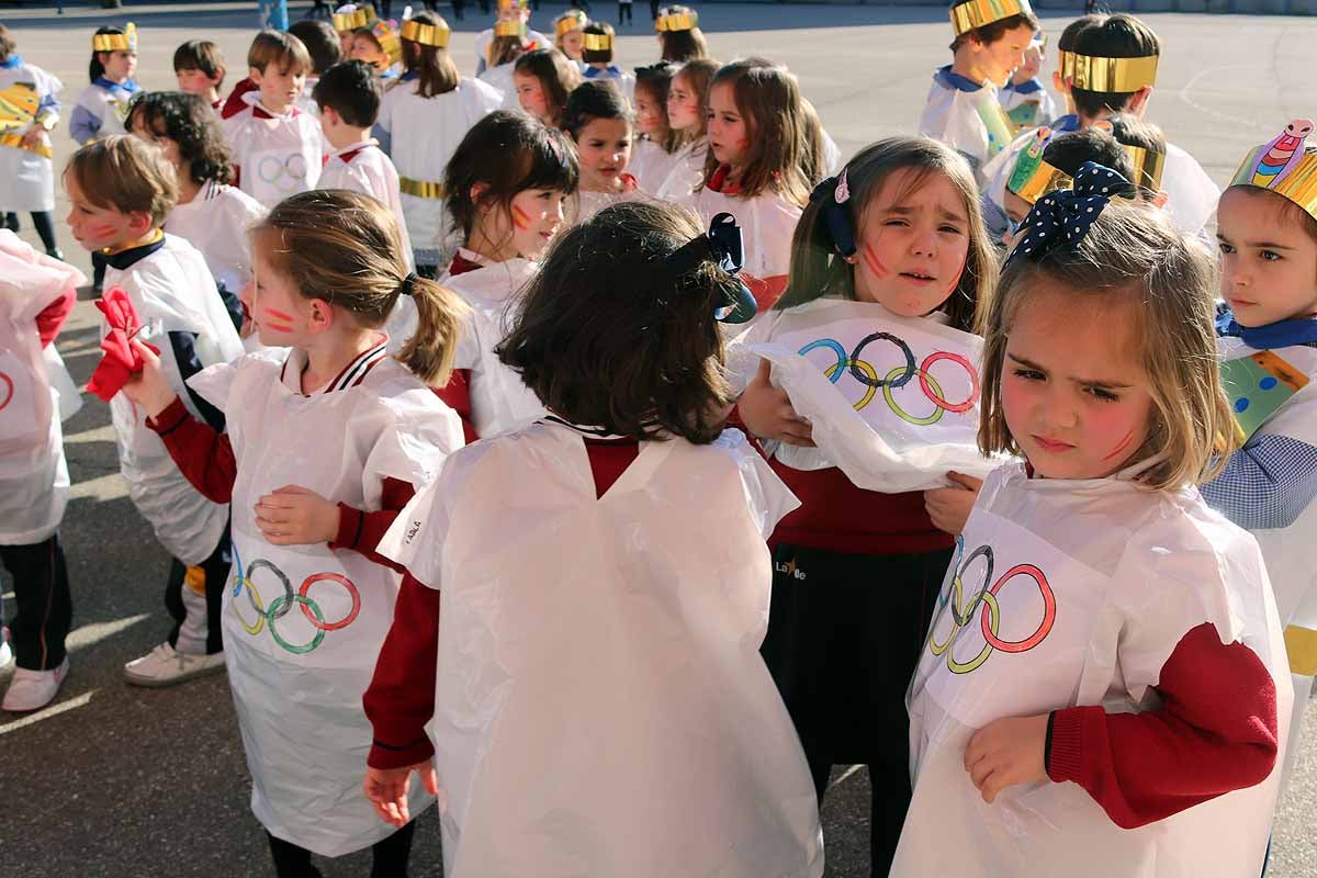 Los niños se han reunido en el patio del colegio disfrazados para bailar y jugar