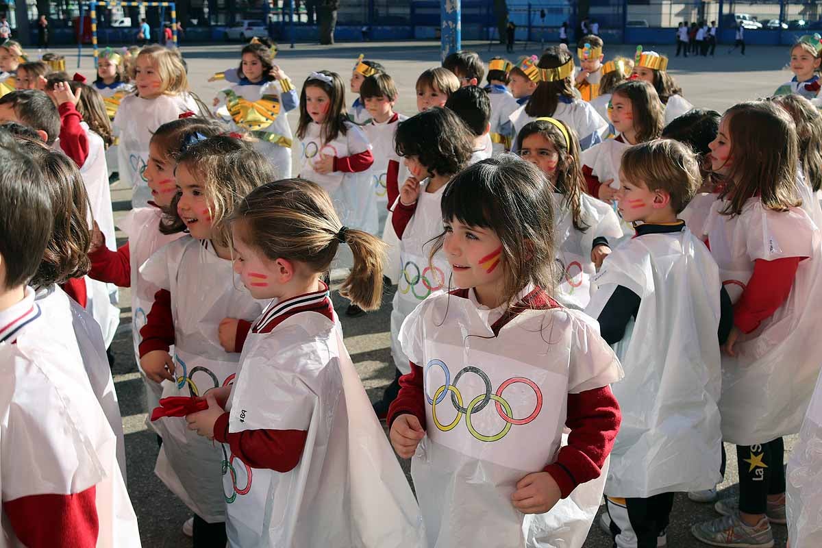 Los niños se han reunido en el patio del colegio disfrazados para bailar y jugar