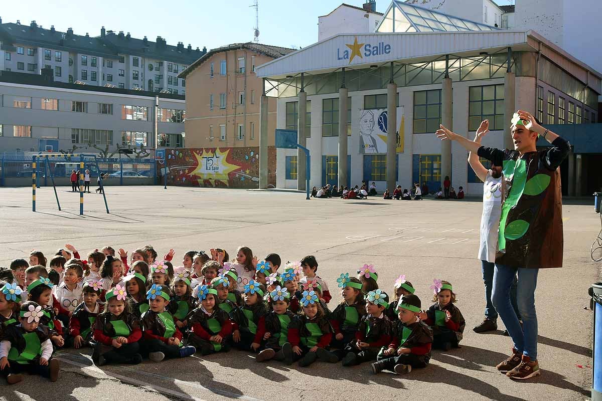 Los niños se han reunido en el patio del colegio disfrazados para bailar y jugar