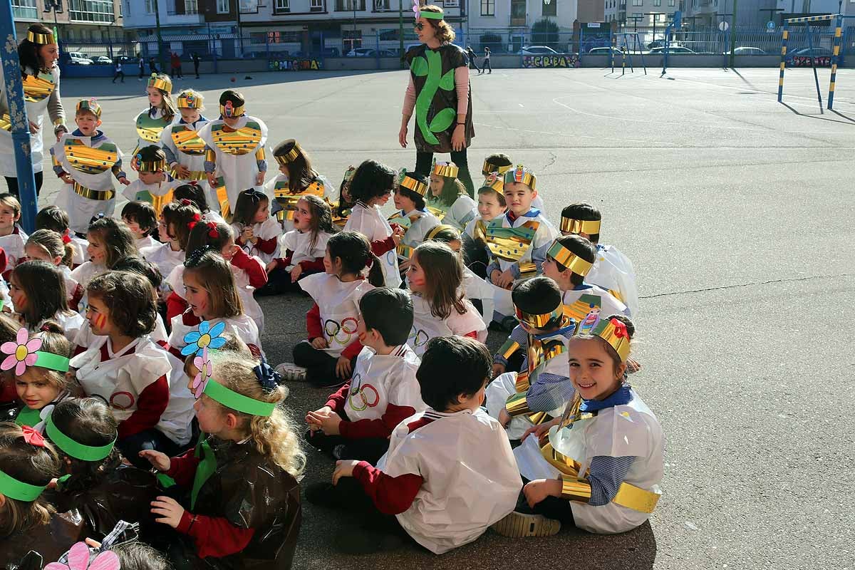 Los niños se han reunido en el patio del colegio disfrazados para bailar y jugar