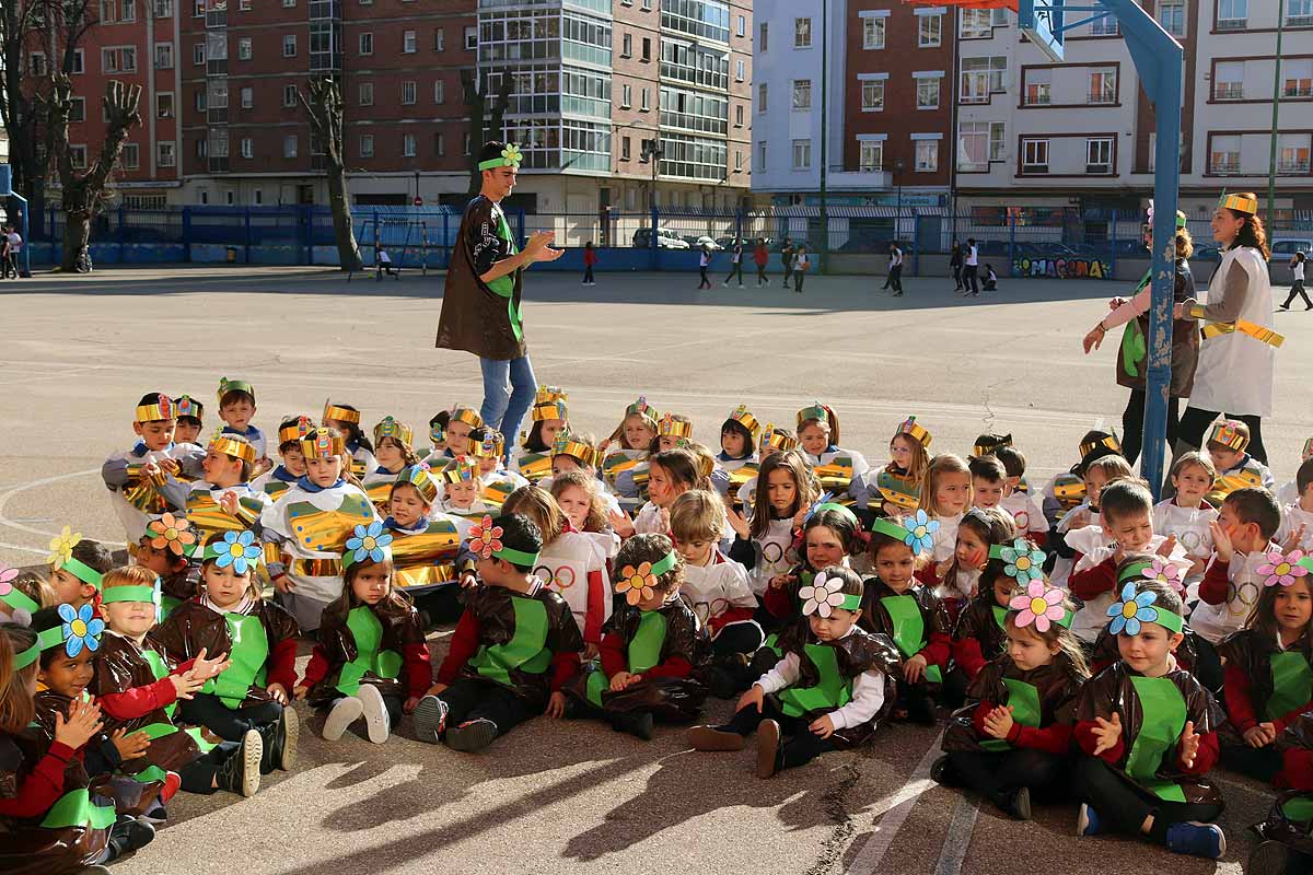 Los niños se han reunido en el patio del colegio disfrazados para bailar y jugar