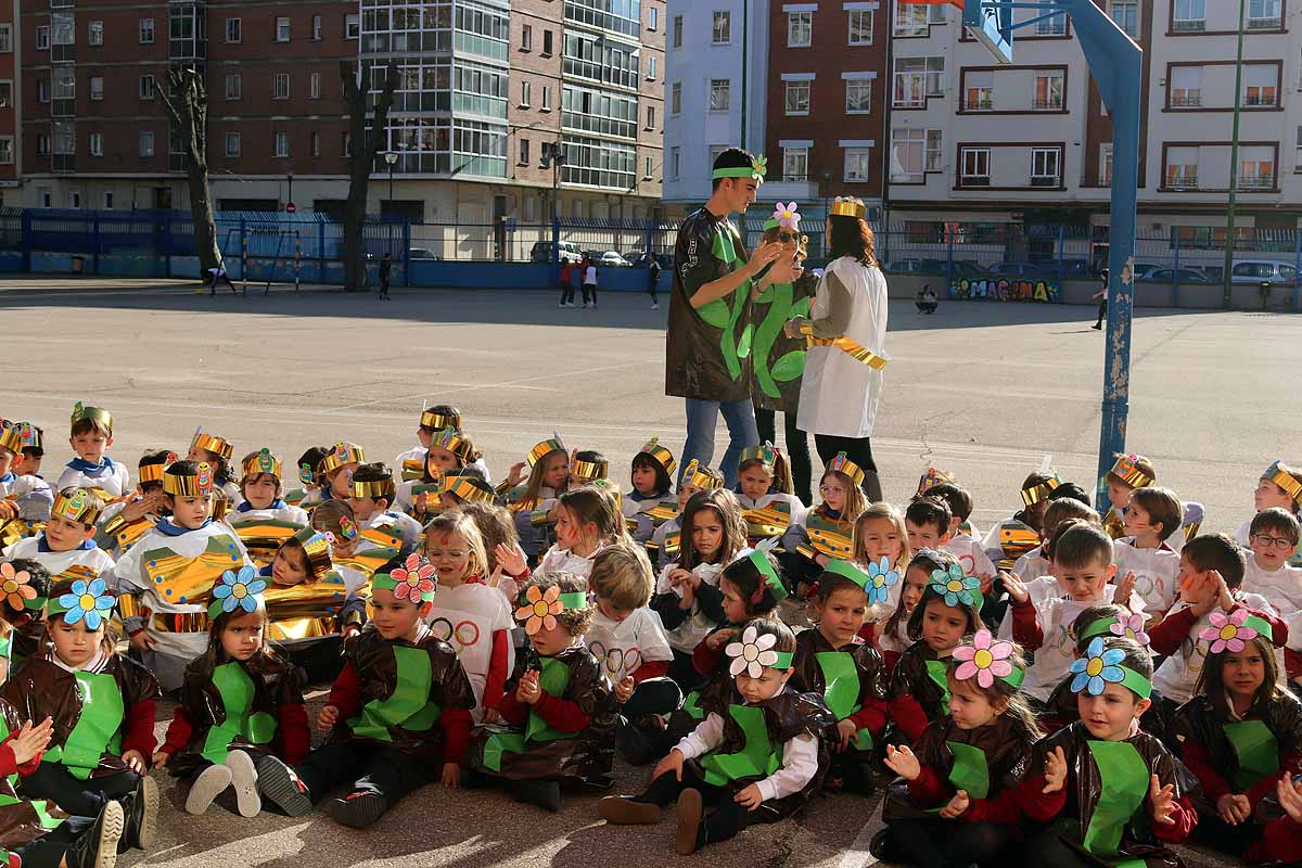 Los niños se han reunido en el patio del colegio disfrazados para bailar y jugar