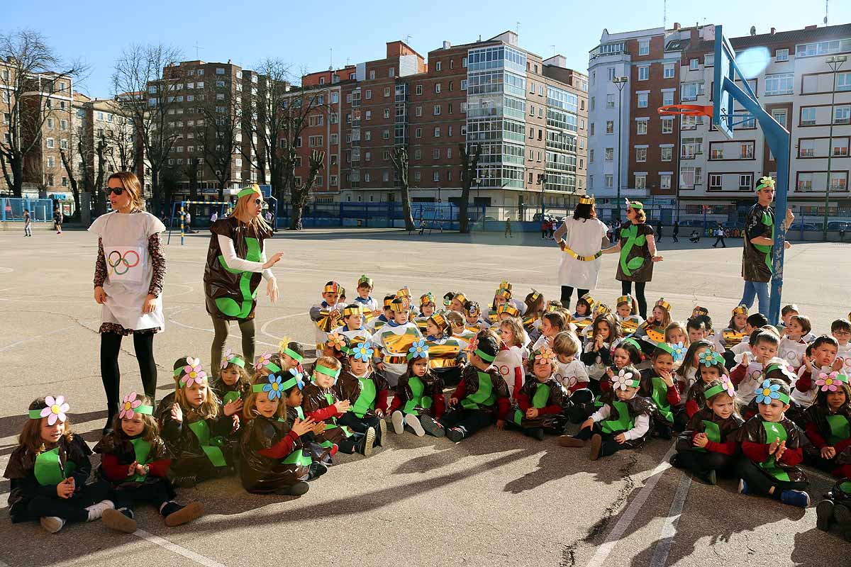 Los niños se han reunido en el patio del colegio disfrazados para bailar y jugar