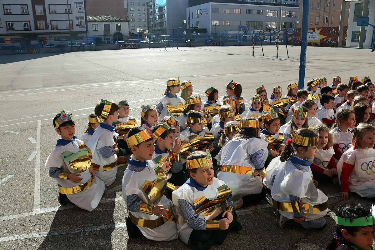 Los niños se han reunido en el patio del colegio disfrazados para bailar y jugar