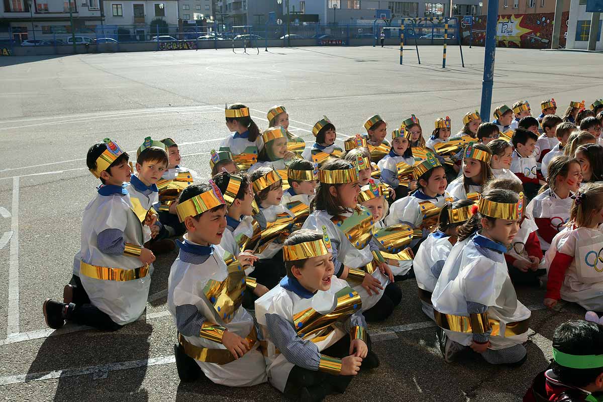 Los niños se han reunido en el patio del colegio disfrazados para bailar y jugar