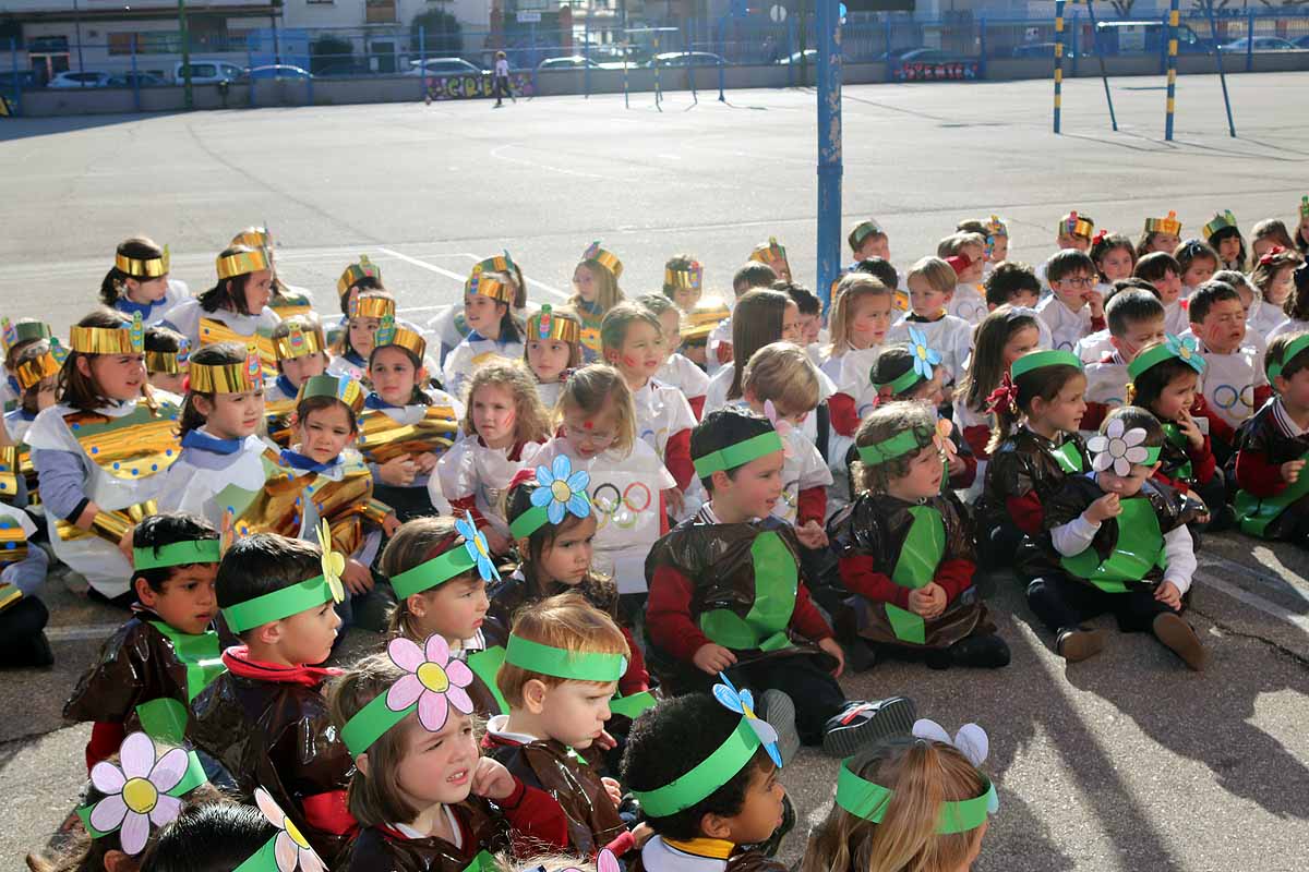 Los niños se han reunido en el patio del colegio disfrazados para bailar y jugar