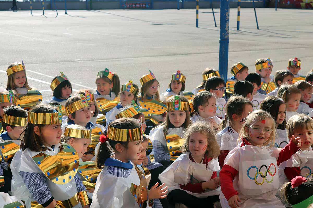 Los niños se han reunido en el patio del colegio disfrazados para bailar y jugar