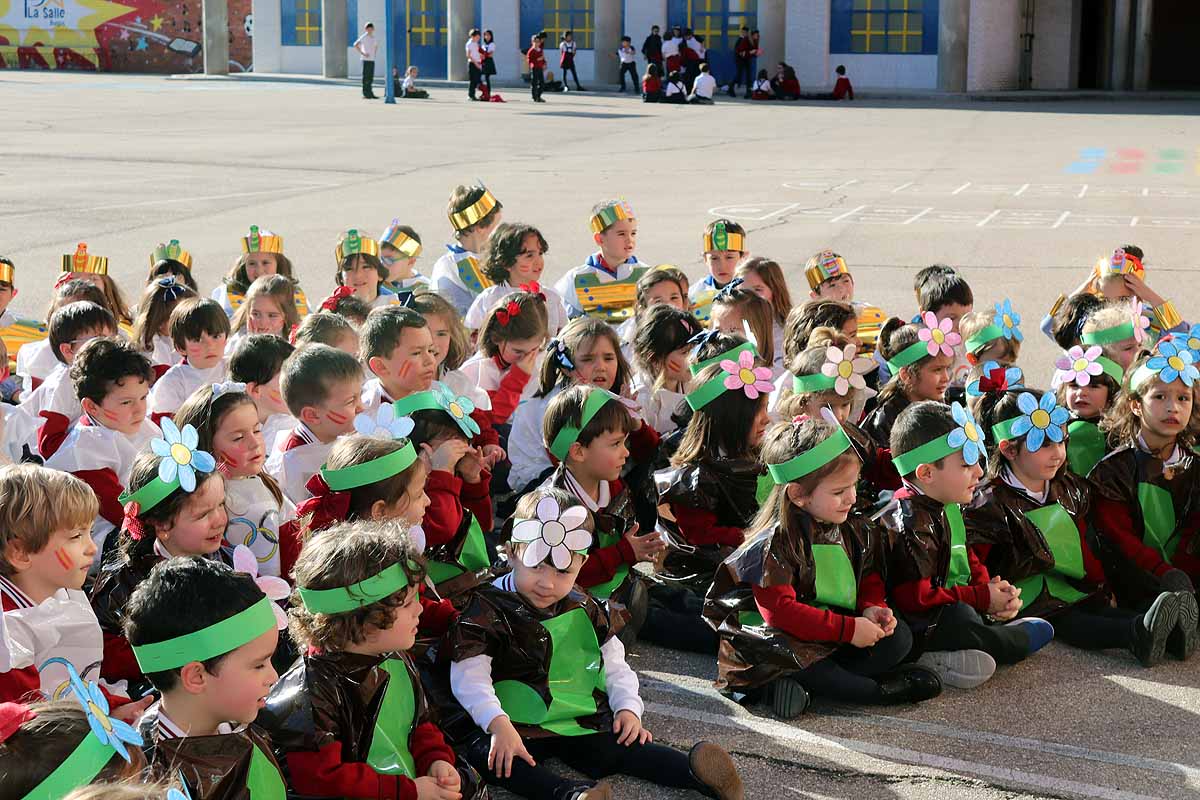 Los niños se han reunido en el patio del colegio disfrazados para bailar y jugar