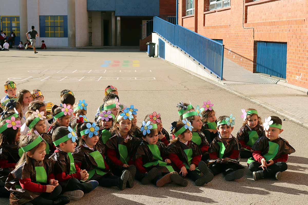 Los niños se han reunido en el patio del colegio disfrazados para bailar y jugar