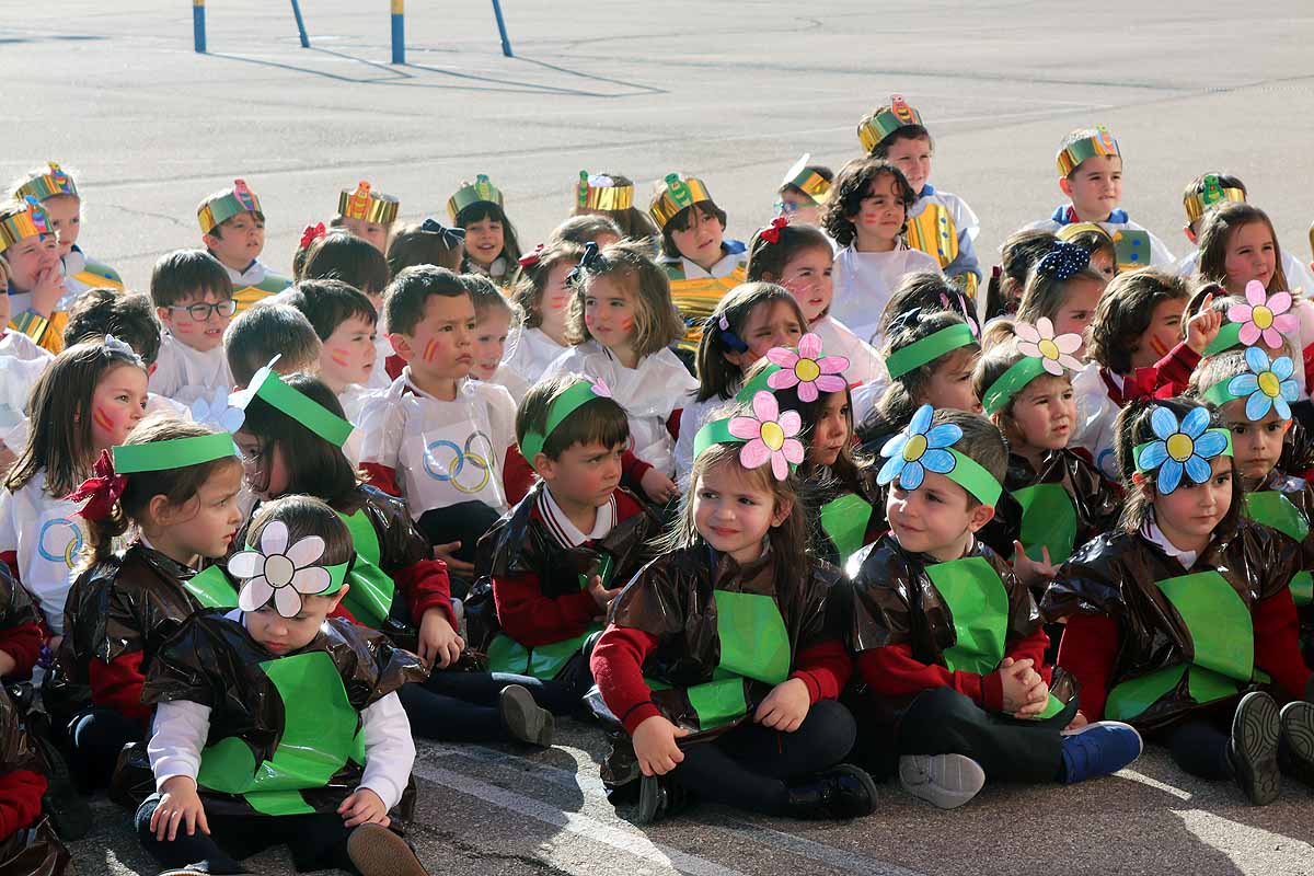 Los niños se han reunido en el patio del colegio disfrazados para bailar y jugar