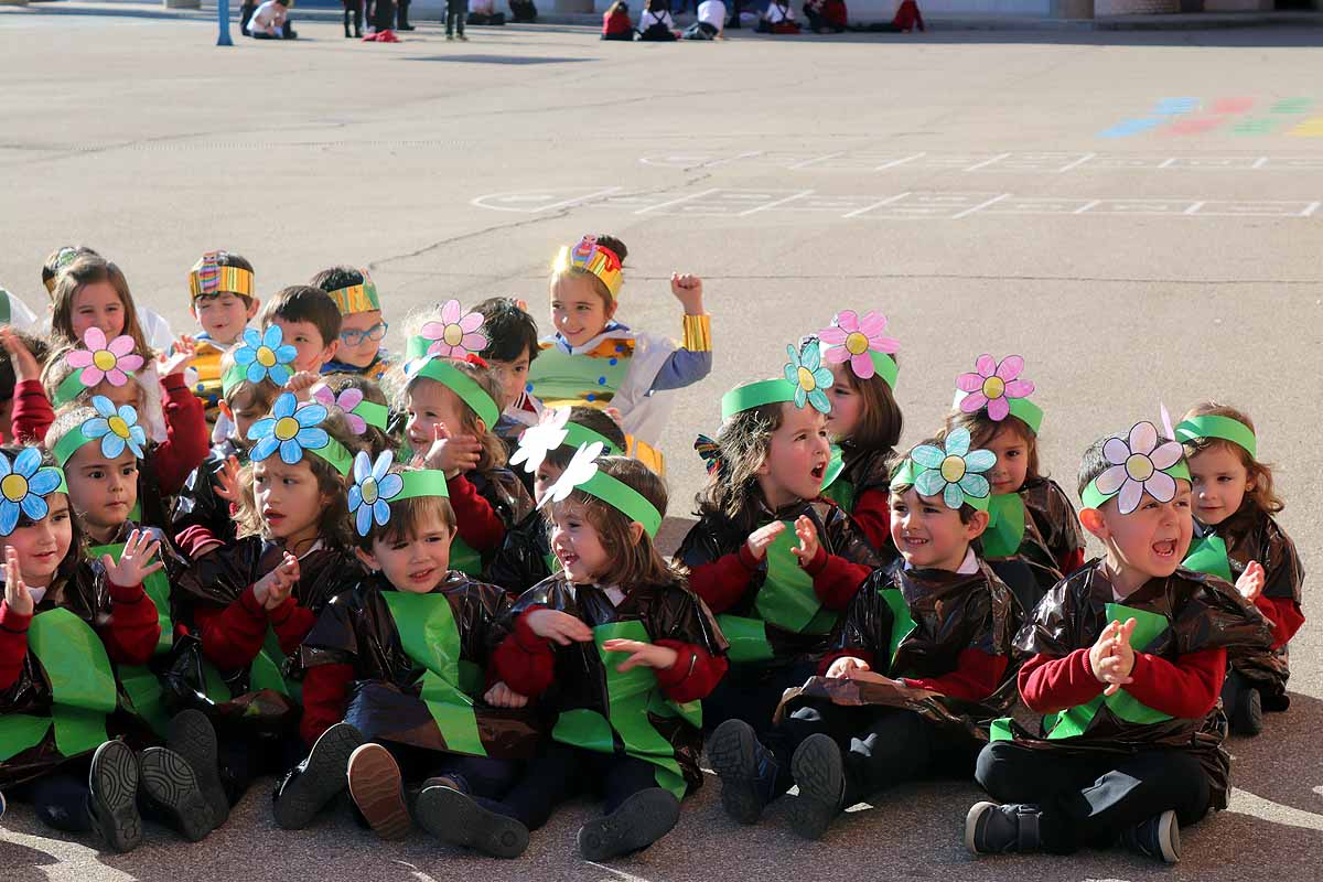 Los niños se han reunido en el patio del colegio disfrazados para bailar y jugar