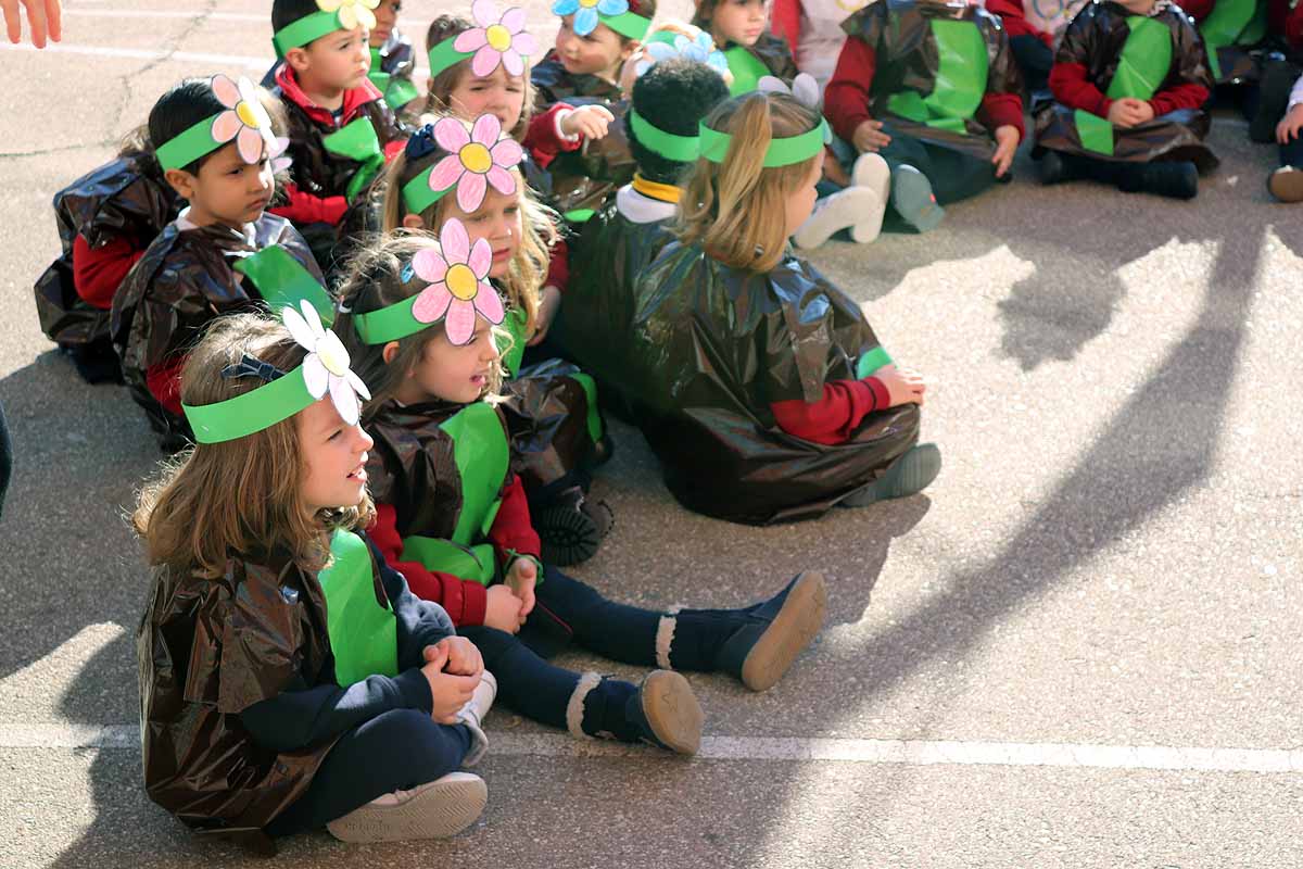 Los niños se han reunido en el patio del colegio disfrazados para bailar y jugar