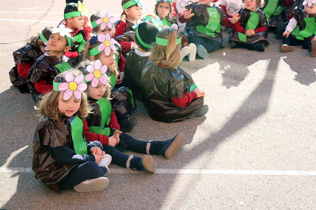 Los niños se han reunido en el patio del colegio disfrazados para bailar y jugar