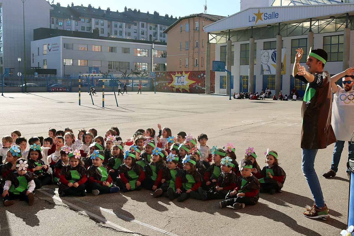 Los niños se han reunido en el patio del colegio disfrazados para bailar y jugar