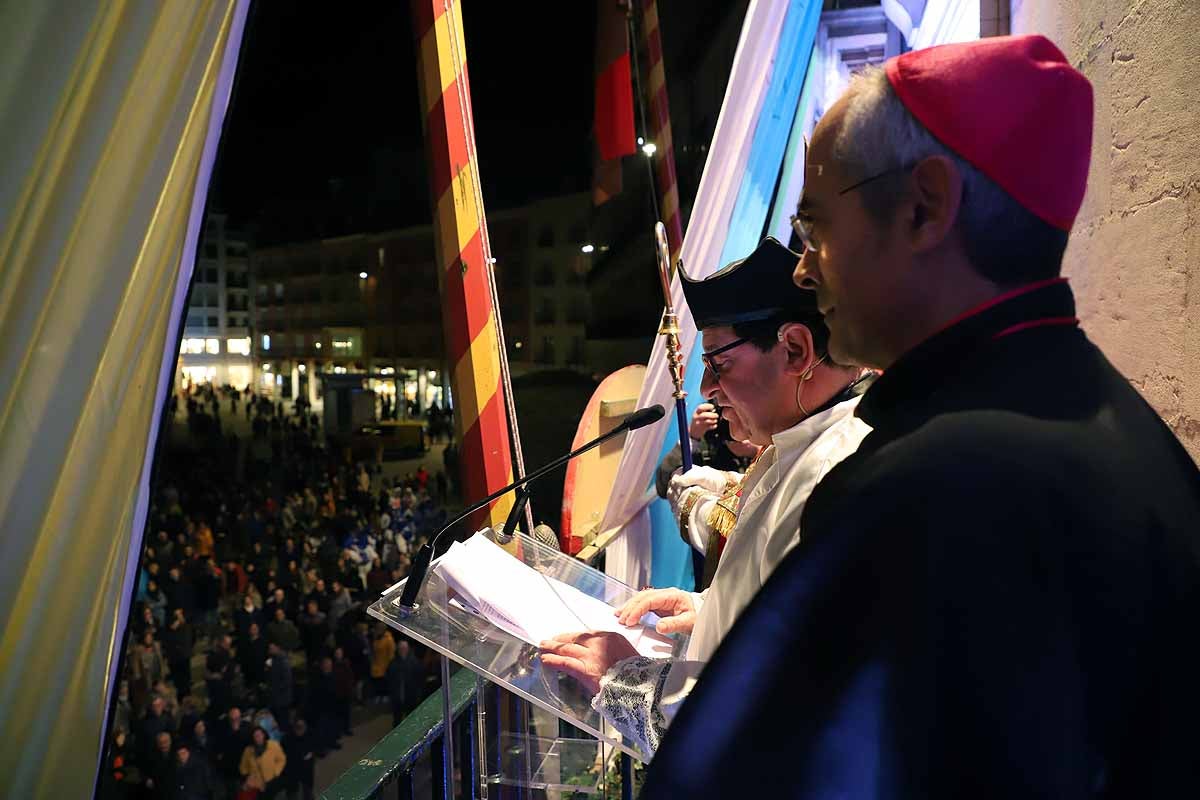 Félix Pavón, conocido como 'Felisón', ataviado de cura ha animado al millar de burgaleses que se han concentrado en la Plaza Mayor a disfrutar del carnaval que «es del pueblo bendito. Amén». 