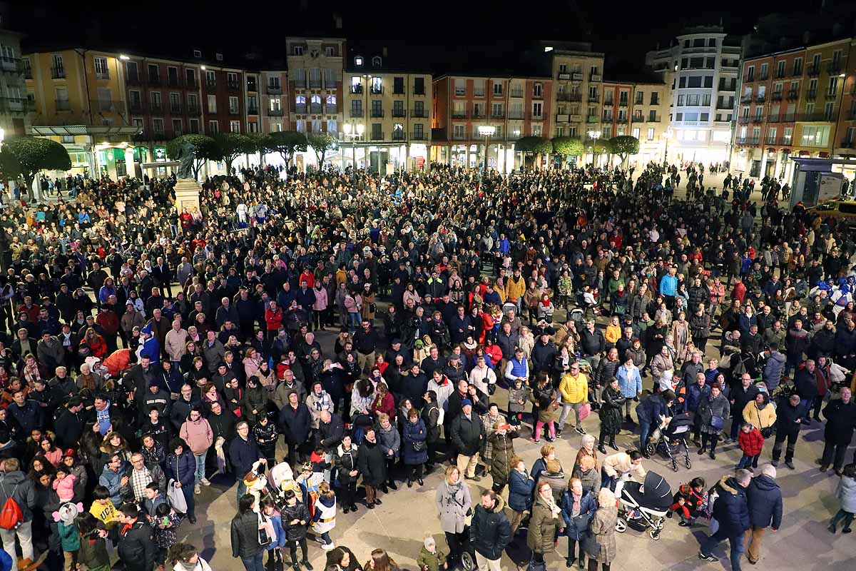 Félix Pavón, conocido como 'Felisón', ataviado de cura ha animado al millar de burgaleses que se han concentrado en la Plaza Mayor a disfrutar del carnaval que «es del pueblo bendito. Amén». 