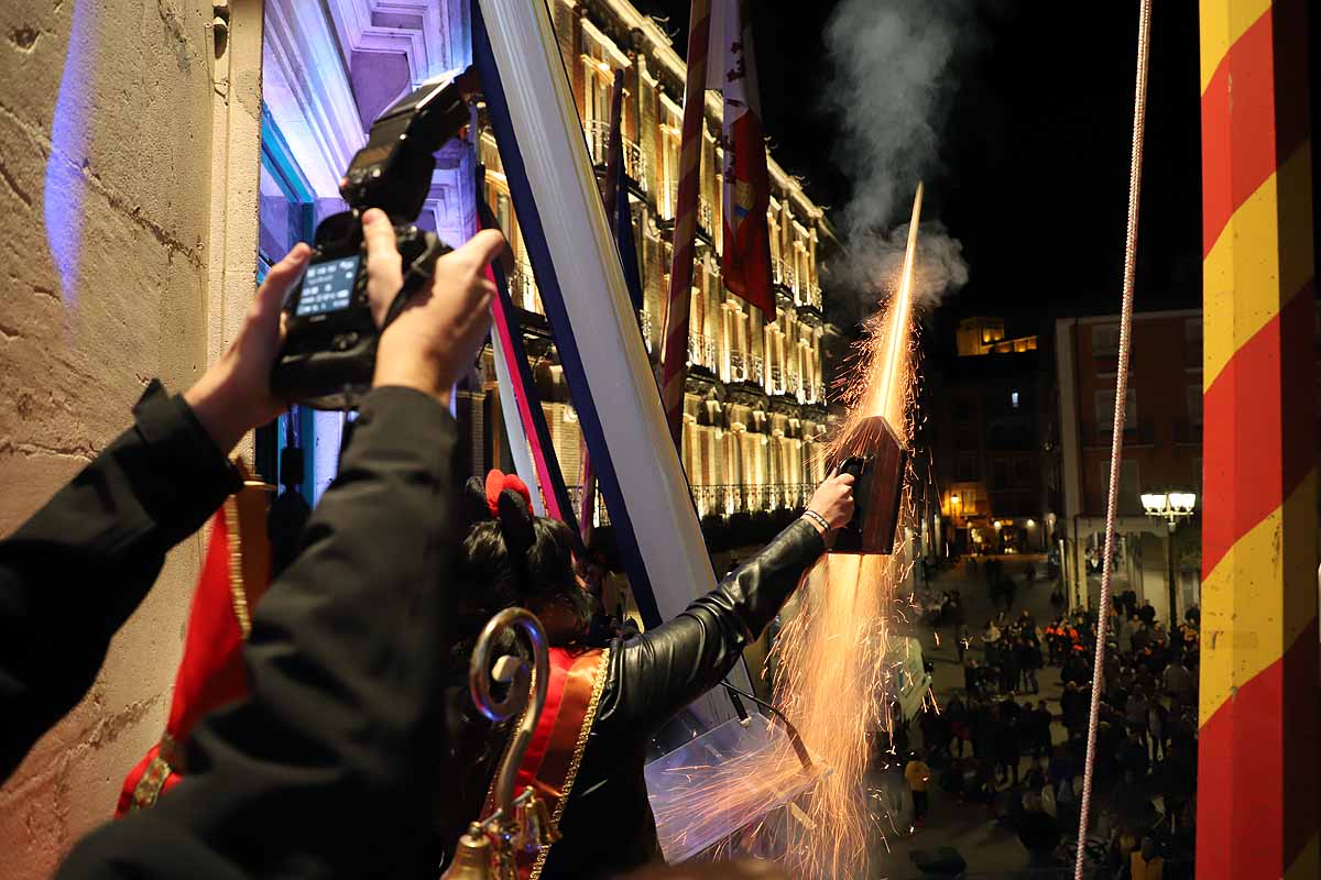 Félix Pavón, conocido como 'Felisón', ataviado de cura ha animado al millar de burgaleses que se han concentrado en la Plaza Mayor a disfrutar del carnaval que «es del pueblo bendito. Amén». 