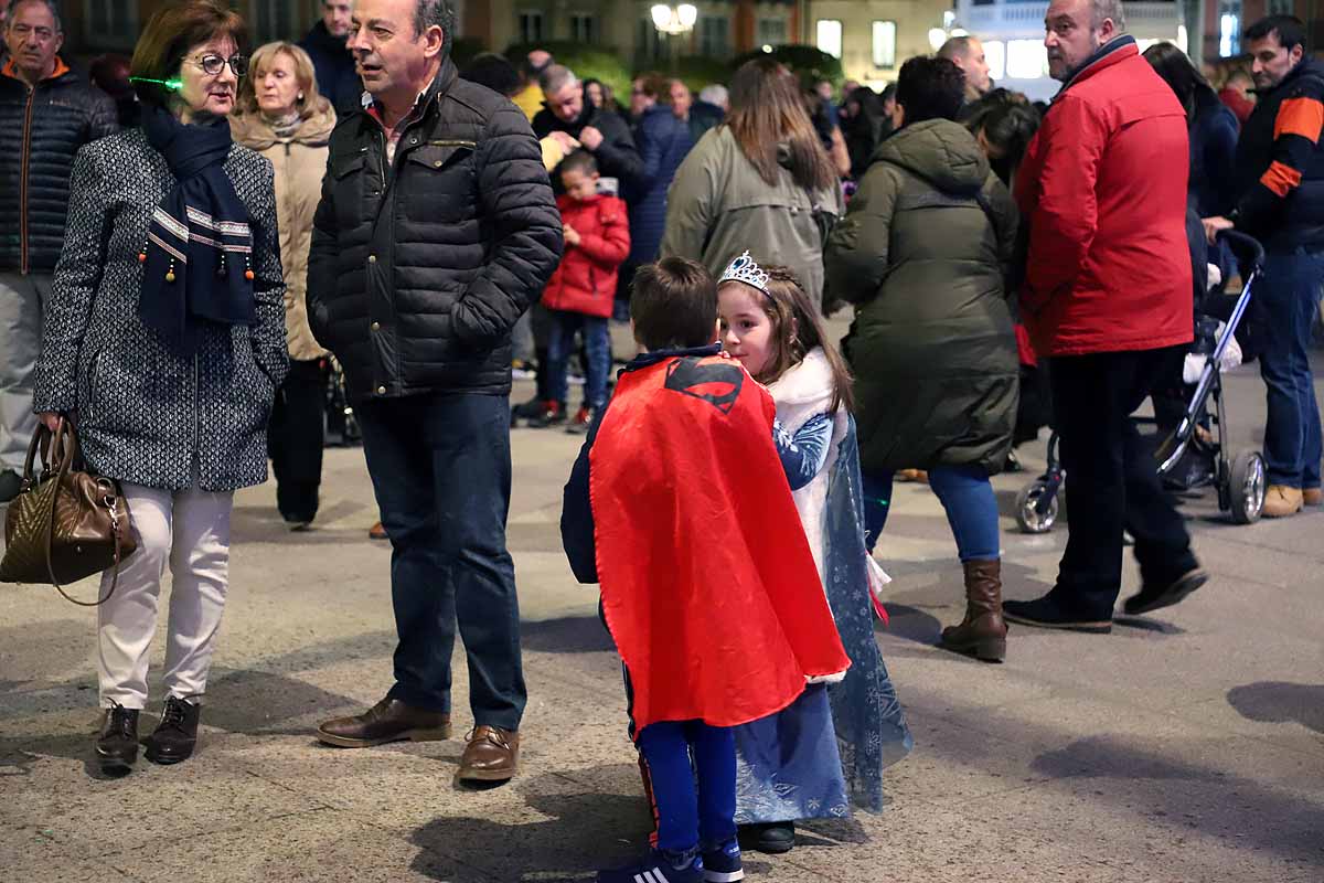 Félix Pavón, conocido como 'Felisón', ataviado de cura ha animado al millar de burgaleses que se han concentrado en la Plaza Mayor a disfrutar del carnaval que «es del pueblo bendito. Amén». 