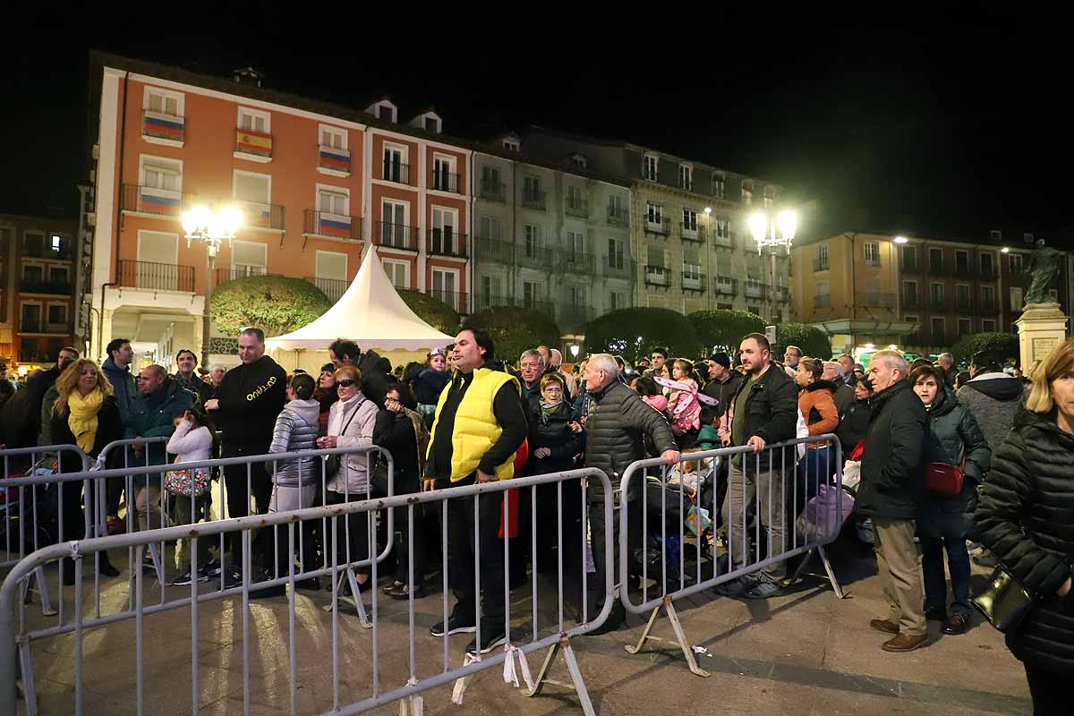 Félix Pavón, conocido como 'Felisón', ataviado de cura ha animado al millar de burgaleses que se han concentrado en la Plaza Mayor a disfrutar del carnaval que «es del pueblo bendito. Amén». 