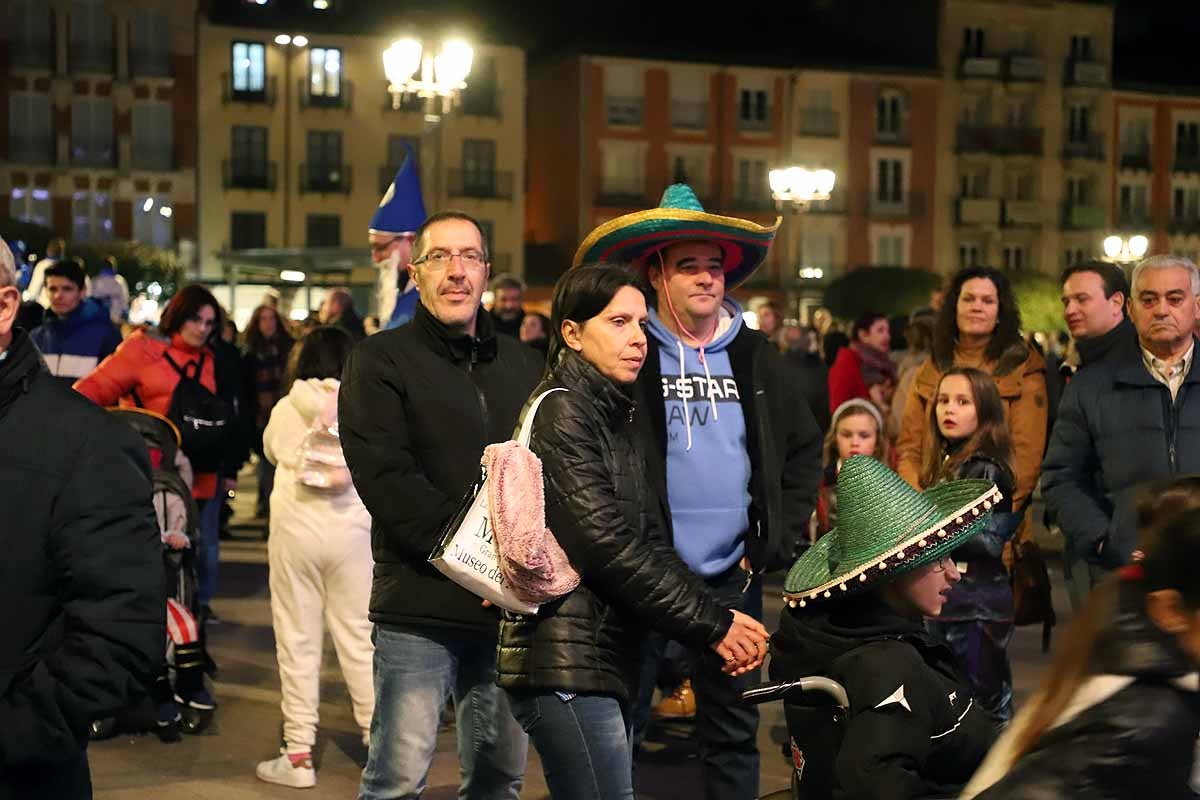 Félix Pavón, conocido como 'Felisón', ataviado de cura ha animado al millar de burgaleses que se han concentrado en la Plaza Mayor a disfrutar del carnaval que «es del pueblo bendito. Amén». 