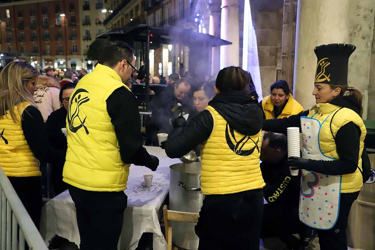 Félix Pavón, conocido como 'Felisón', ataviado de cura ha animado al millar de burgaleses que se han concentrado en la Plaza Mayor a disfrutar del carnaval que «es del pueblo bendito. Amén». 