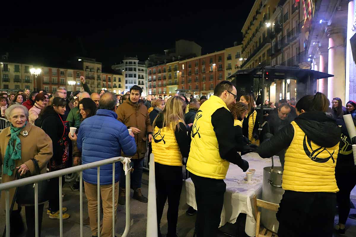 Félix Pavón, conocido como 'Felisón', ataviado de cura ha animado al millar de burgaleses que se han concentrado en la Plaza Mayor a disfrutar del carnaval que «es del pueblo bendito. Amén». 