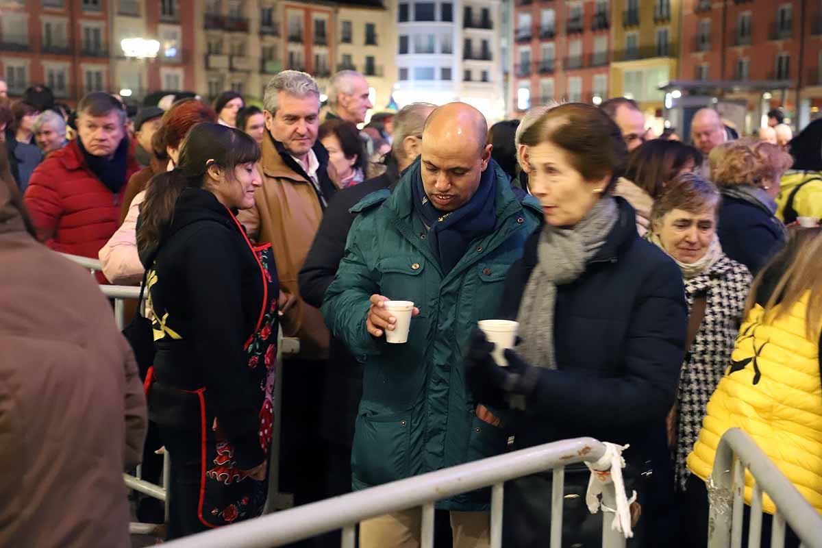 Félix Pavón, conocido como 'Felisón', ataviado de cura ha animado al millar de burgaleses que se han concentrado en la Plaza Mayor a disfrutar del carnaval que «es del pueblo bendito. Amén». 