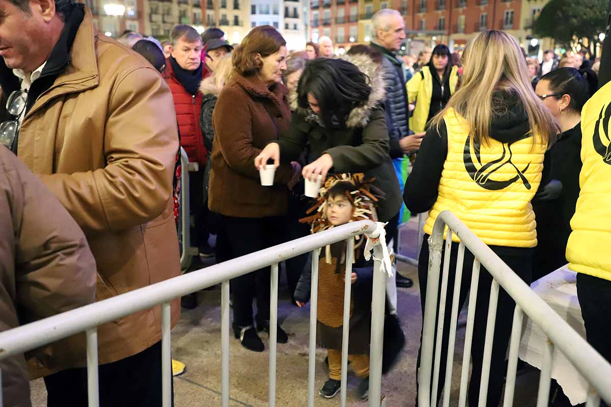 Félix Pavón, conocido como 'Felisón', ataviado de cura ha animado al millar de burgaleses que se han concentrado en la Plaza Mayor a disfrutar del carnaval que «es del pueblo bendito. Amén». 