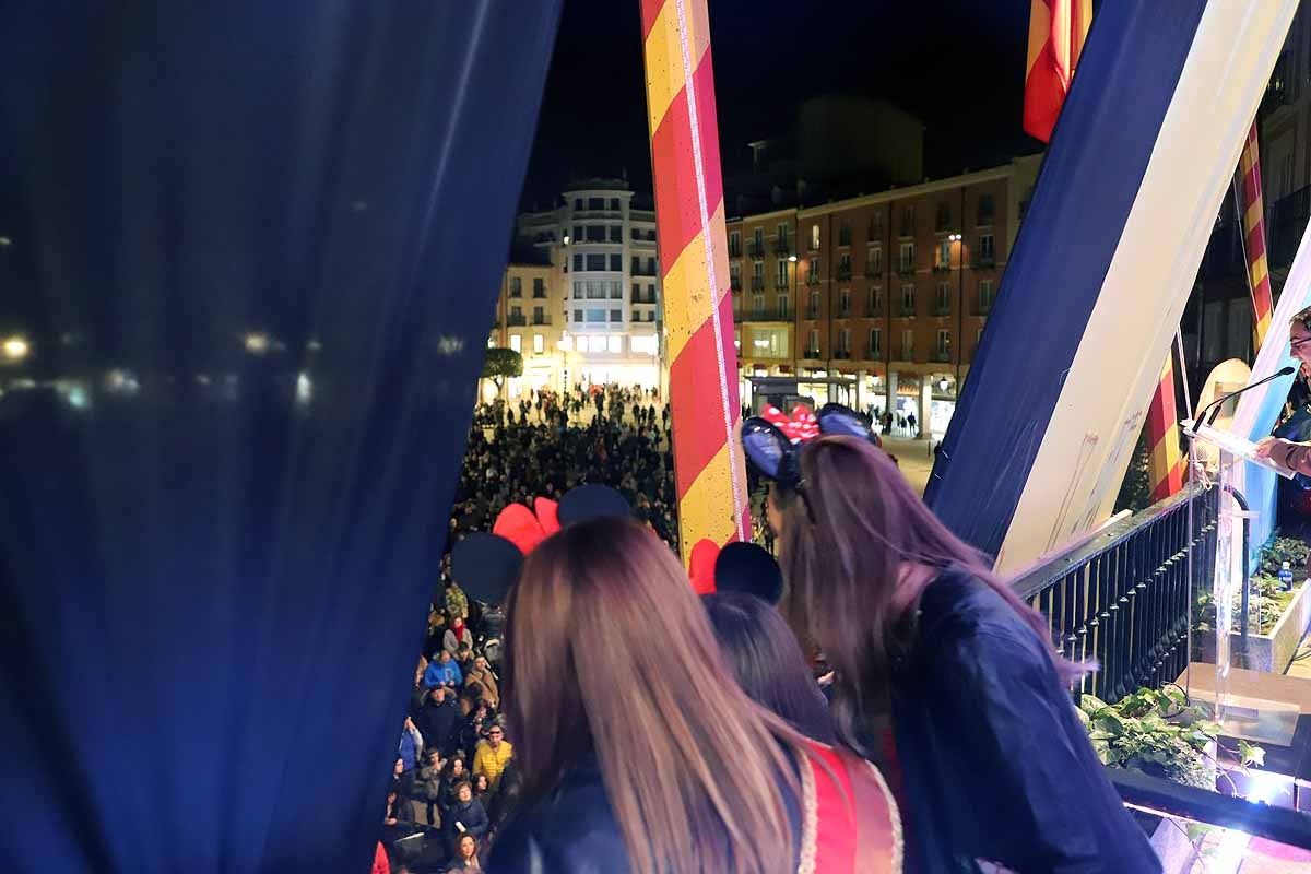 Félix Pavón, conocido como 'Felisón', ataviado de cura ha animado al millar de burgaleses que se han concentrado en la Plaza Mayor a disfrutar del carnaval que «es del pueblo bendito. Amén». 