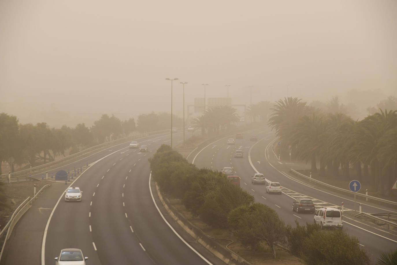 La calima cubre una de las autovías de Las Palmas.