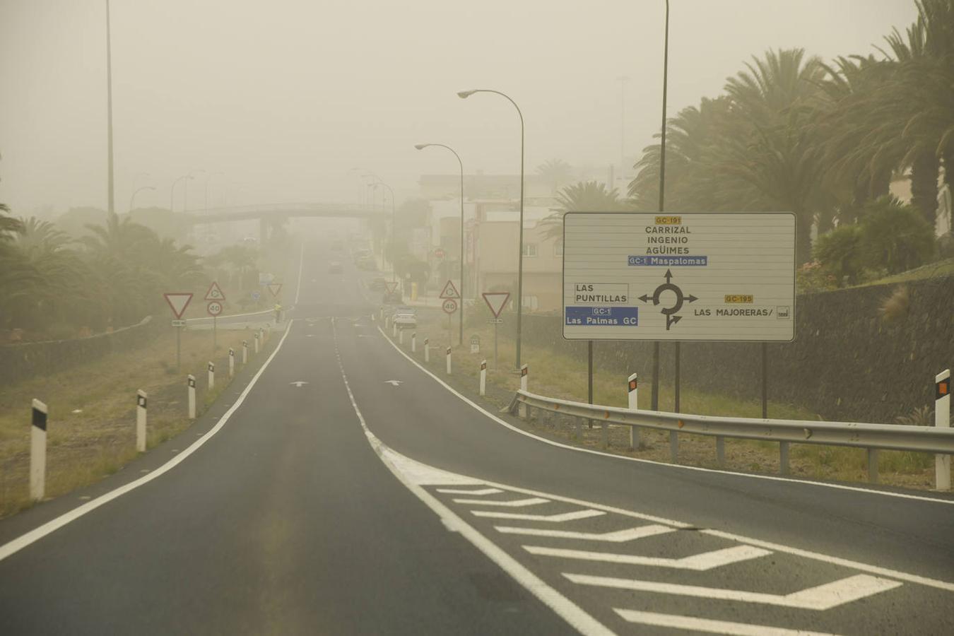 La Guardia Civil de Tráfico tuvo que salir a las carreteras a ayudar a los conductores bajo la calima.