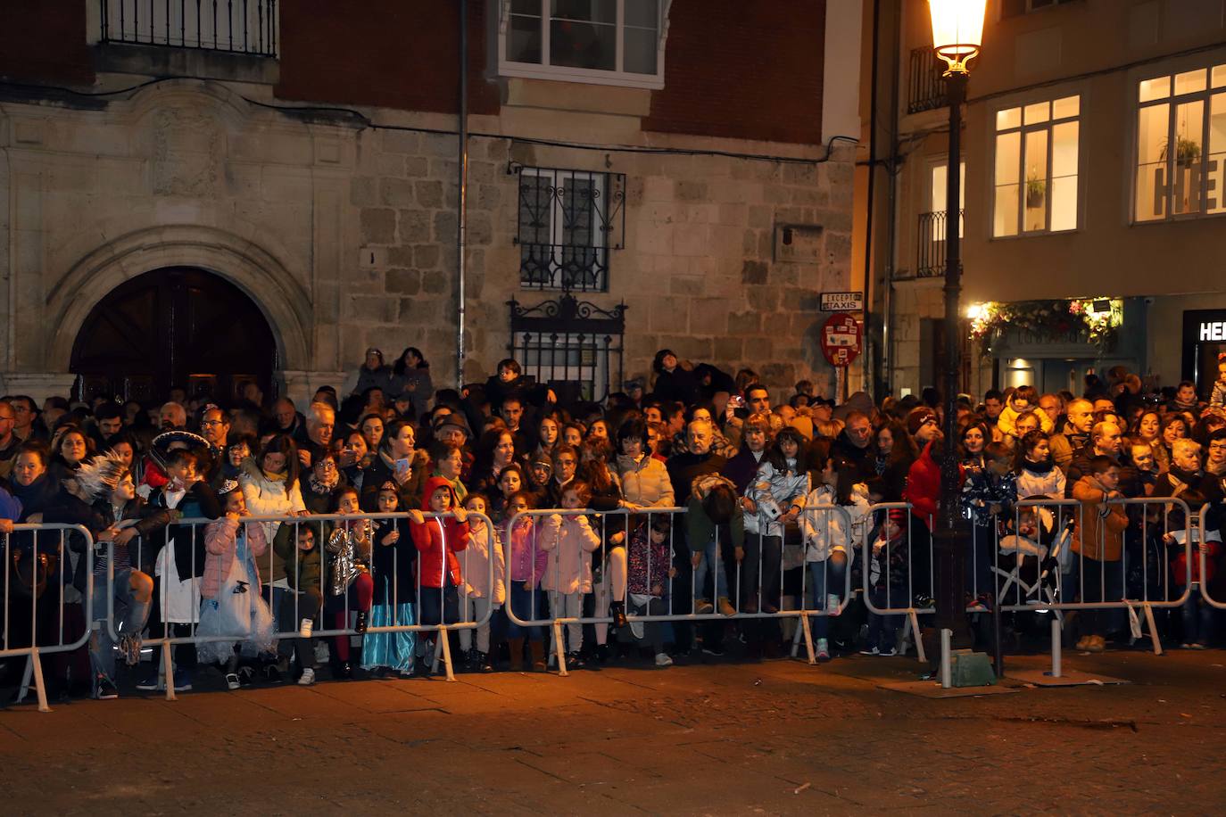 Centenares de burgaleses se echan a la calle en un multitudinario acto.