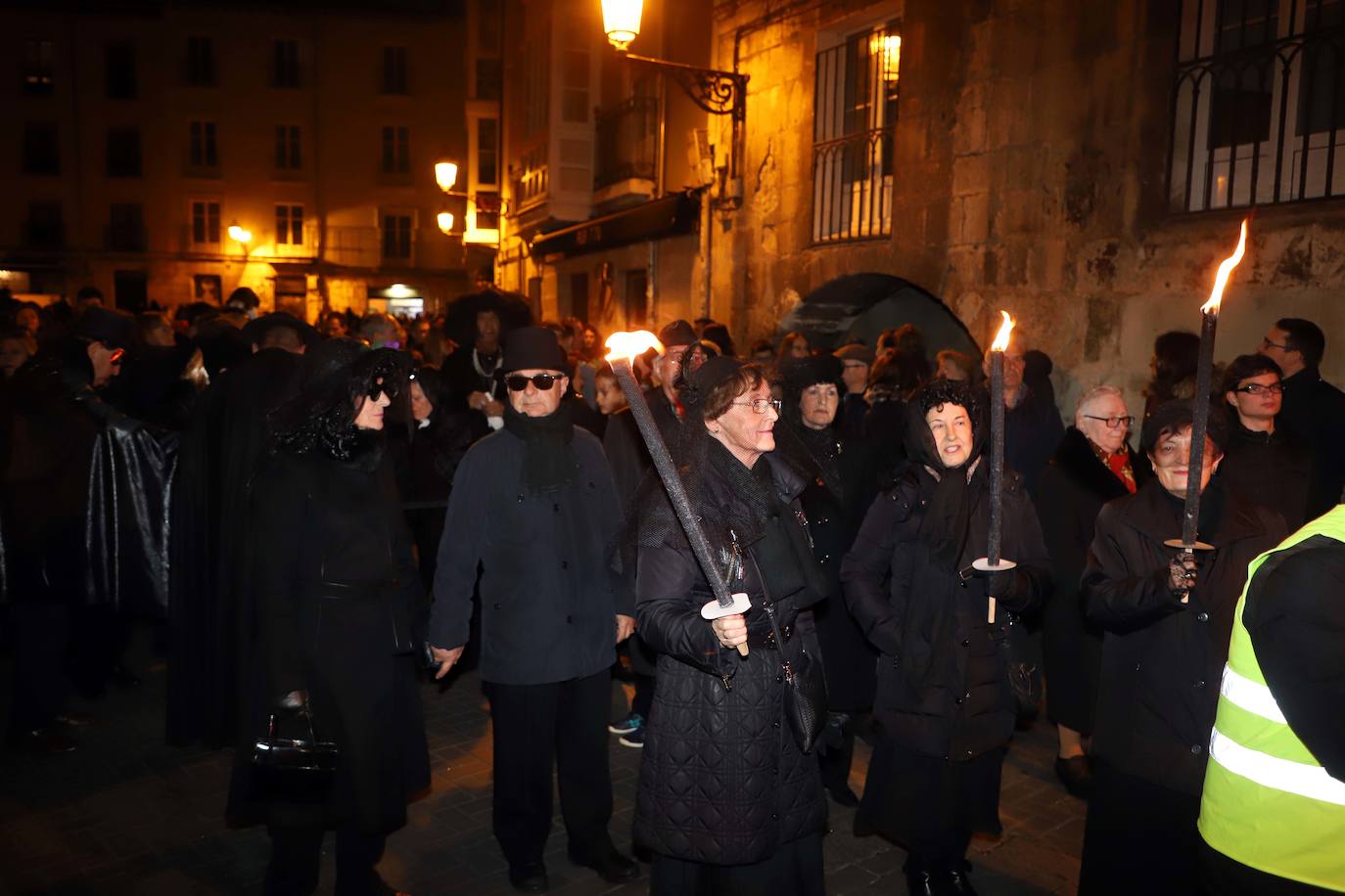 Centenares de burgaleses se echan a la calle en un multitudinario acto.